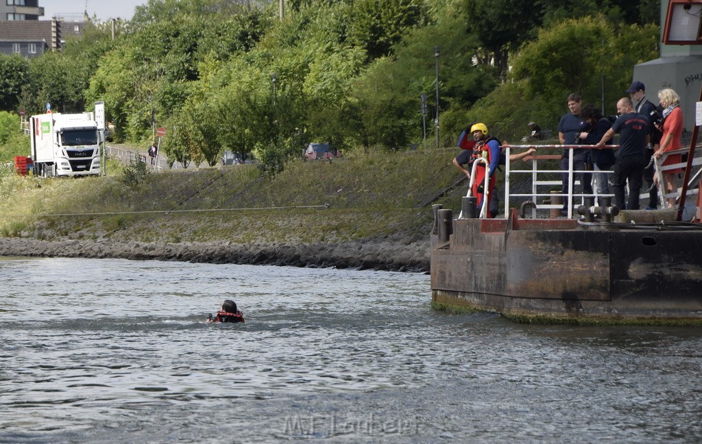 Uebung BF Taucher und Presse Koeln Zoobruecke Rhein P060.JPG - Miklos Laubert